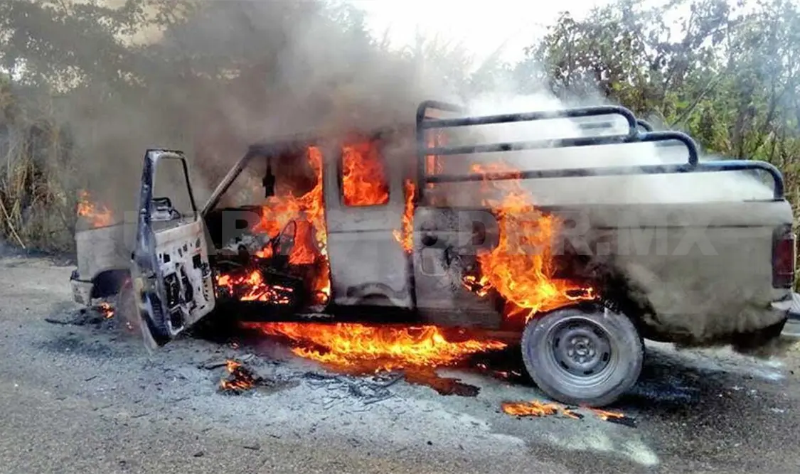 Una presunta falla mecánica en el sistema eléctrico provocó el incendio en una camioneta donde viajaban estudiantes universitarios. Dalia Villatoro / CP