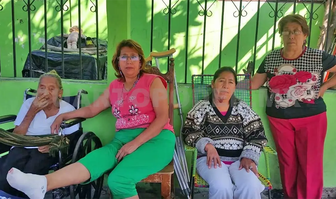 Las cuatro mujeres desamparadas, viven en la calle, su casa está por caer y nadie las ayuda. Avisaín Alegría/ CP