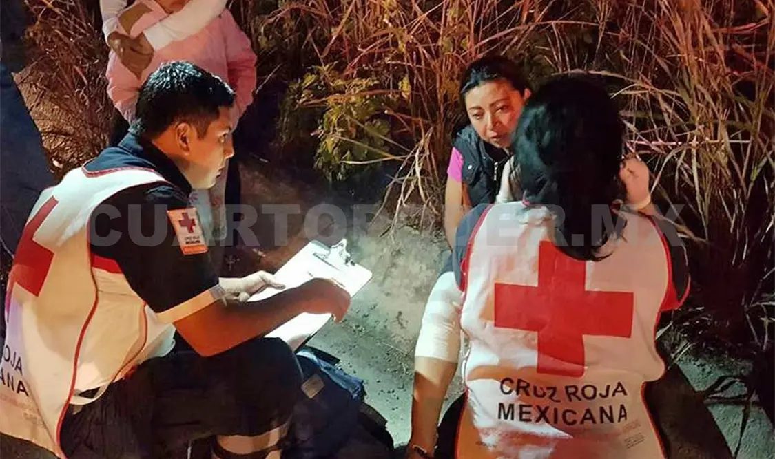 Paramédicos de la Cruz Roja Mexicana acudieron al lugar para la valoración de la víctima. Edberg Mayorga / CP