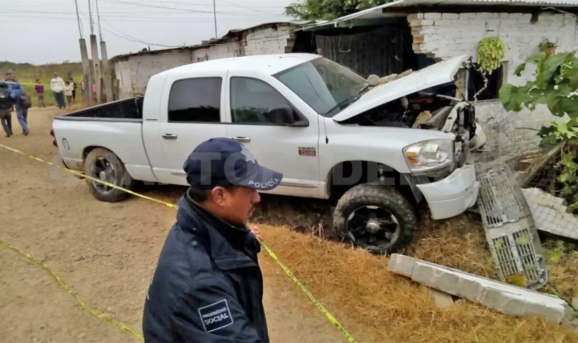 Estrella camioneta y derriba vivienda