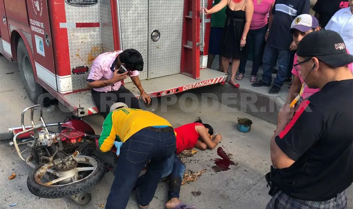 Pareja de motociclistas se accidenta con mototaxi