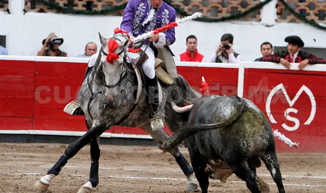Enrique Ponce triunfa y dona honorarios en Plaza México