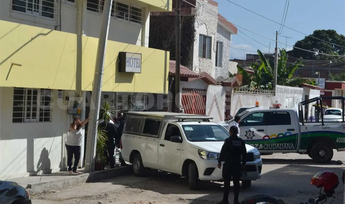 Hombre es encontrado muerto al interior de hotel