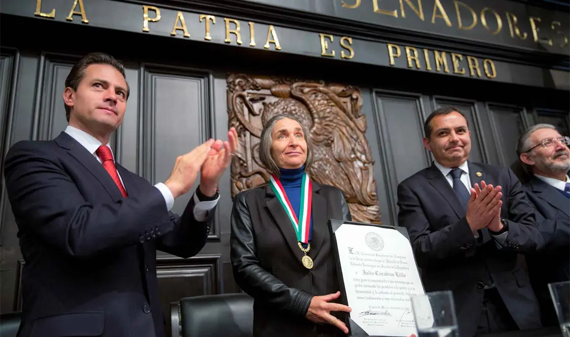 Entregan Medalla Belisario Domínguez a Julia Carabias