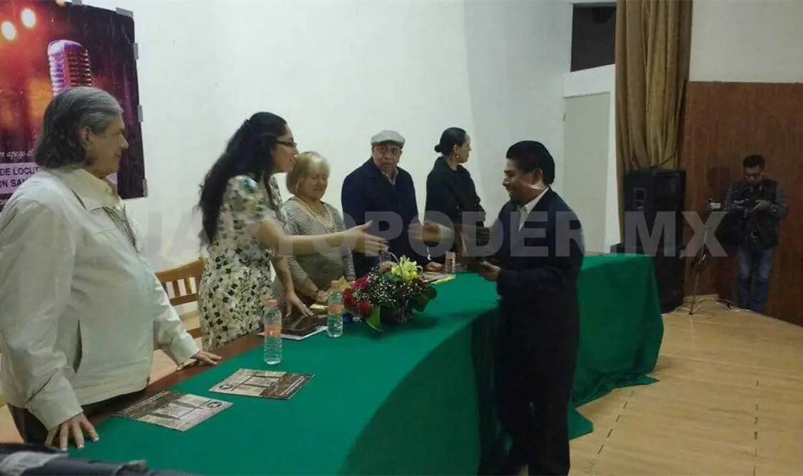 Comunicadores reciben medalla Luis M. Farías