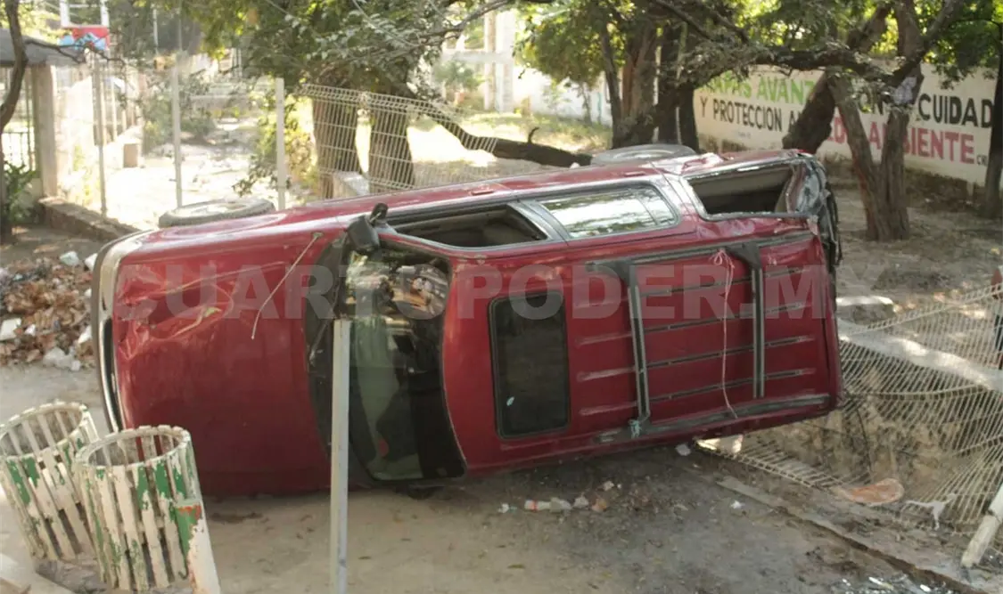Camioneta vuelca y queda sobre Parque