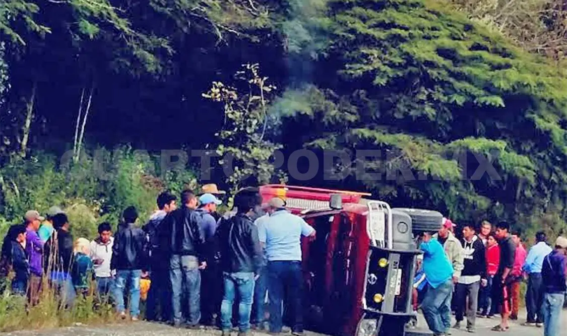 Volcadura deja 12 estudiante heridos