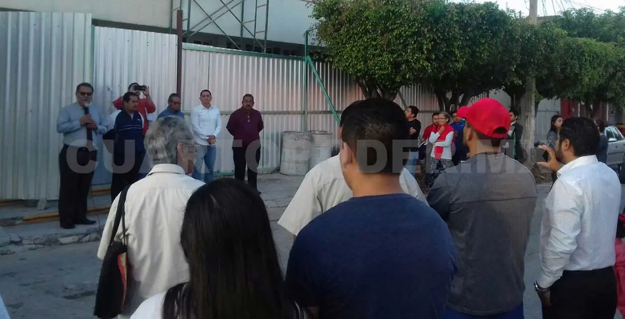 Demuelen colegio dañado por sismo