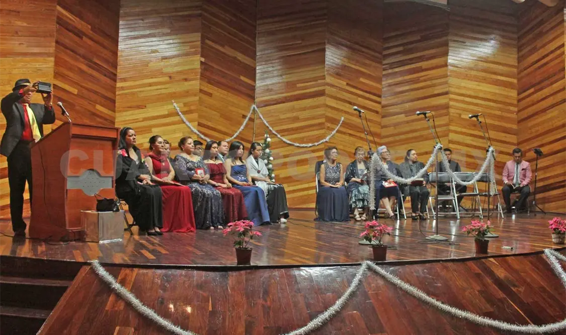 Poetas reunidos en el auditorio del centro cultural Jaime Sabines. Darwin Mendoza