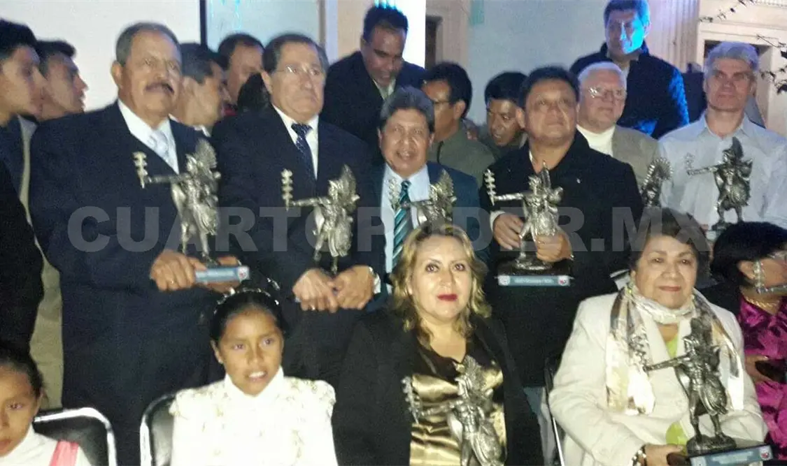 Otorgan presea “Caballero Águila” a personalidades