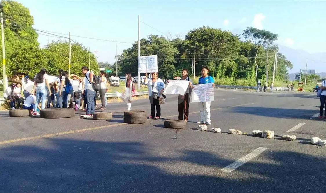 Con bloqueo demandan la reconstrucción de escuelas