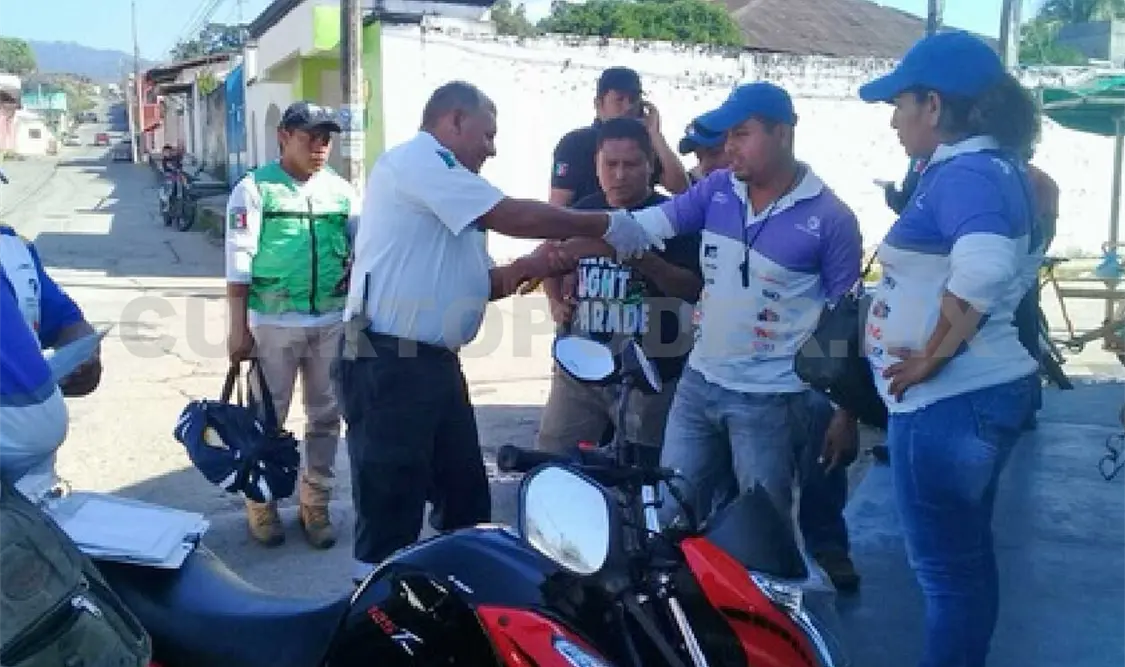 Paramédicos de Protección Civil atendieron a Olivar Velázquez y al motociclista Daniel González. CP