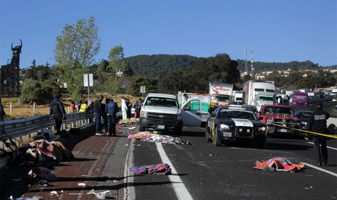 Suman al menos 11 peregrinos muertos en choque en la México-Puebla