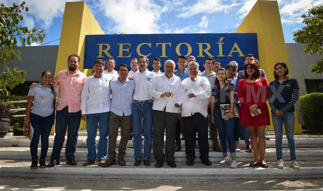 Entregan distinción a docentes y alumnos