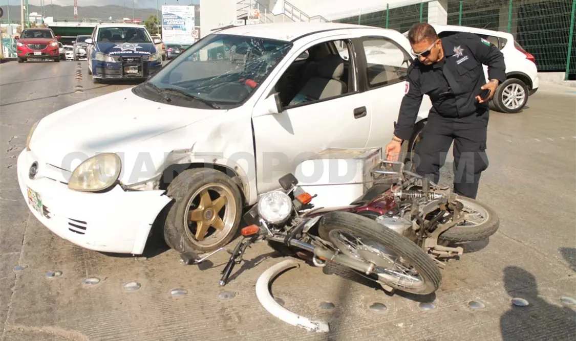 Motociclista embestido por auto en el libramiento
