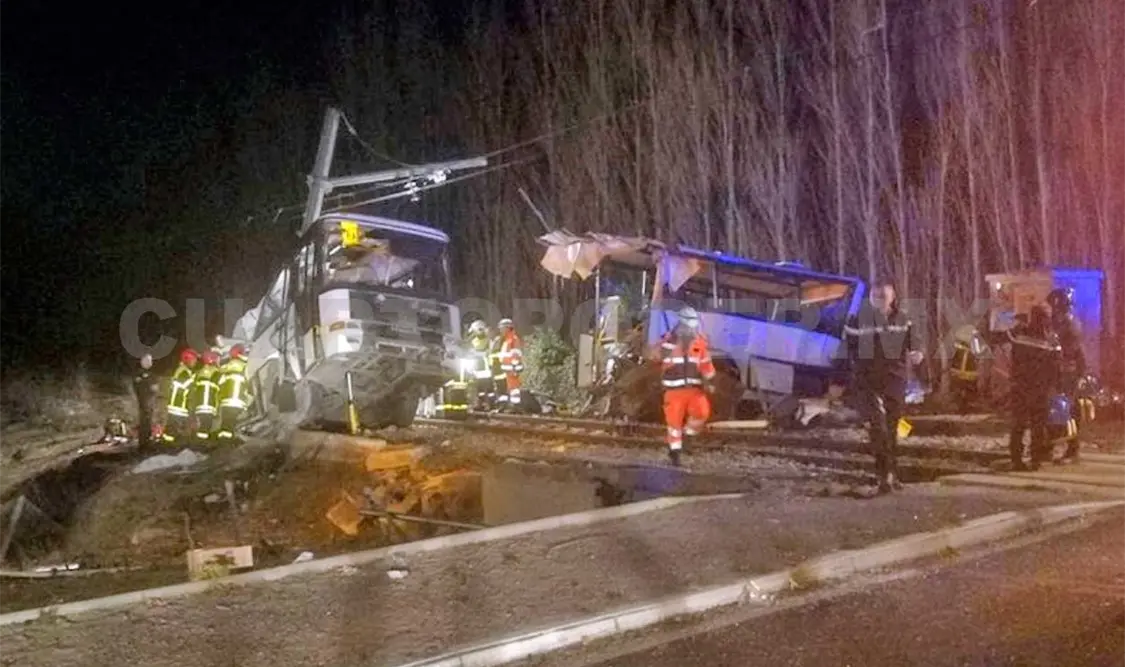 Choca tren con bus escolar en Francia