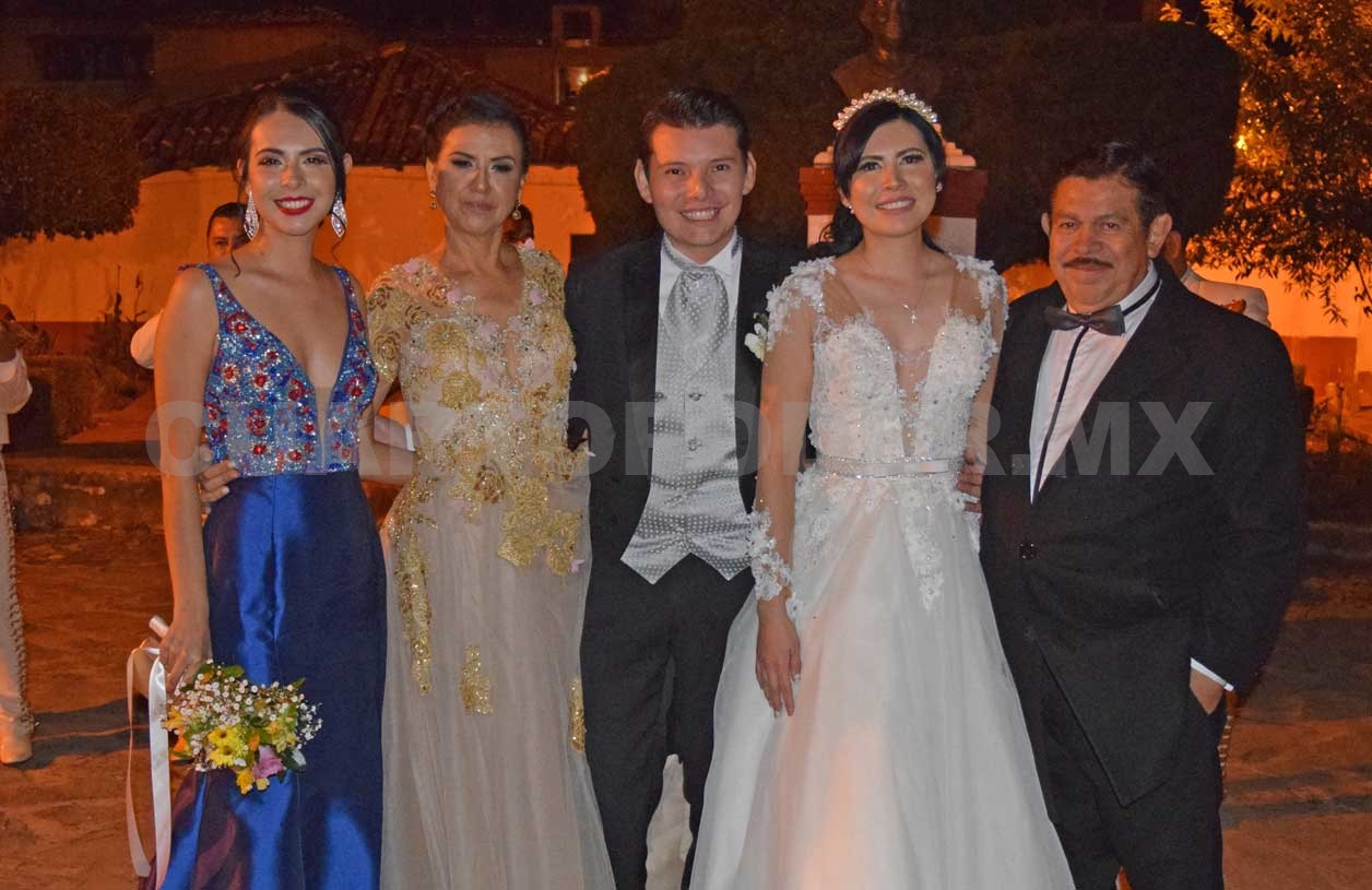 Feliz pareja se une en matrimonio