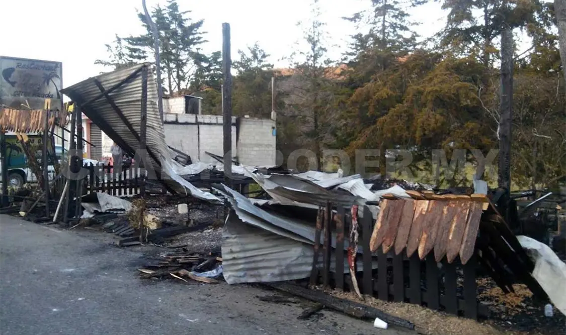 Incendio calcina restaurante y dos cabañas de madera