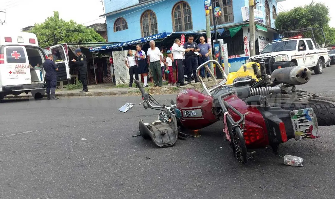 Auto “fantasma” embiste a dos motociclistas