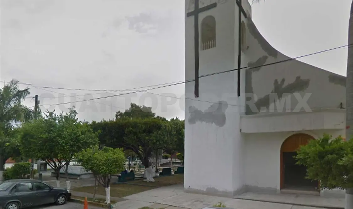 Torres y campanario de Iglesia a punto de caer
