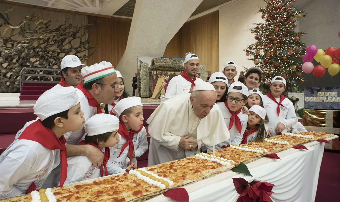 Papa Francisco festeja su cumpleaños con niños y pizza