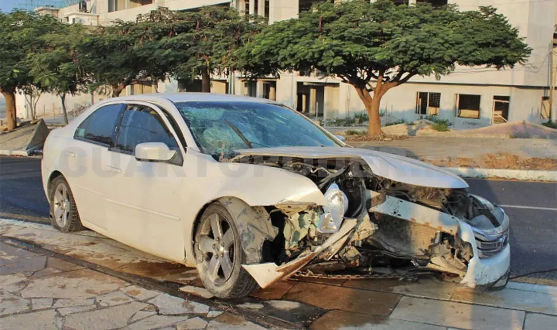 El automóvil marca Ford tipo Fusión color blanco, fue abandonado tras colisionar frente al hospital del IMSS en la ciudad capital del estado. Rafael Cabrera /CP