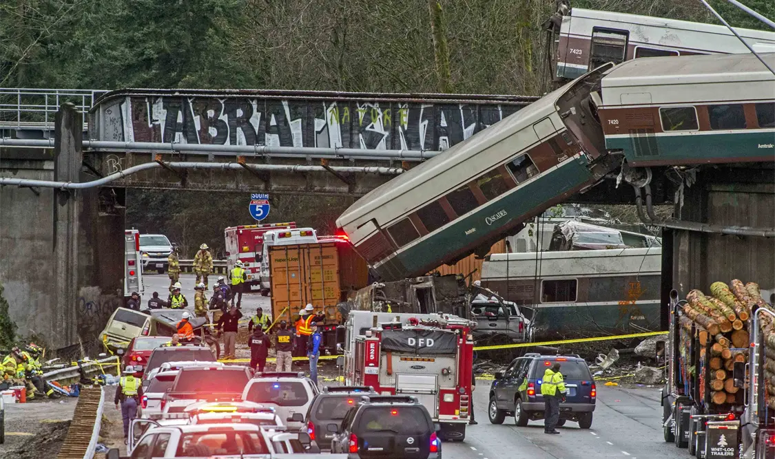 Se descarrilla tren de pasajeros en EUA; hay muertos y heridos