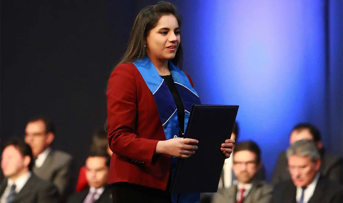 Dafne, de 16 años, la psicóloga más joven del mundo, obtiene maestría