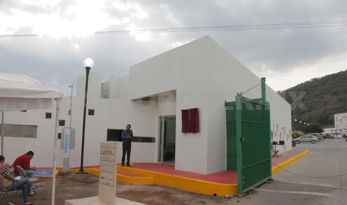 Entregan estancia médico familiar en Villaflores