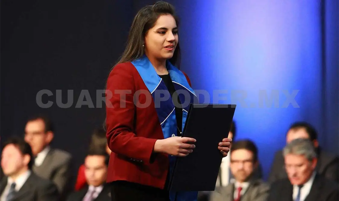 Con 16 años, obtiene maestría en Educación
