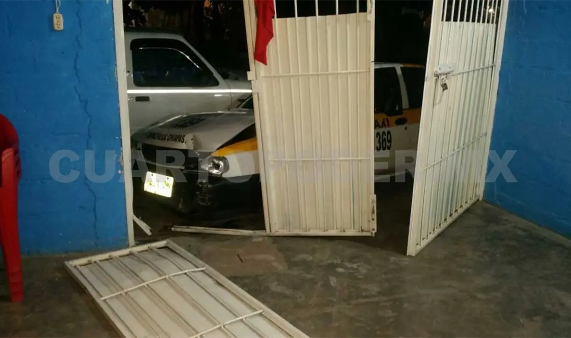 Taxi irrumpe en vivienda y provoca destrozos