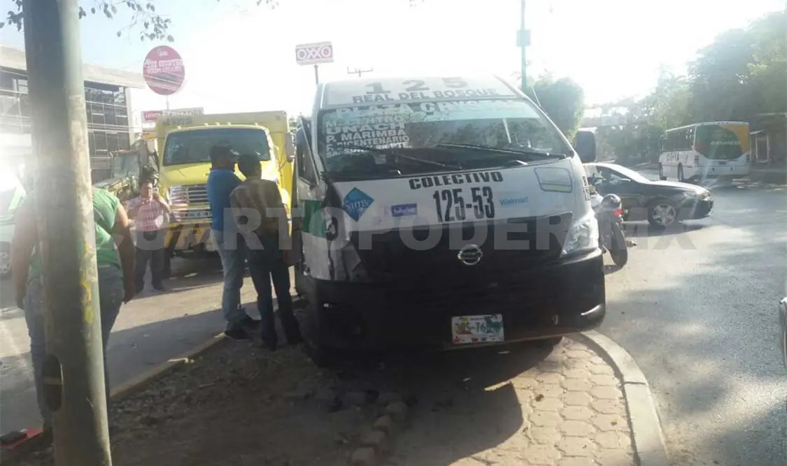 Choque de colectivo y camión deja 4 heridos