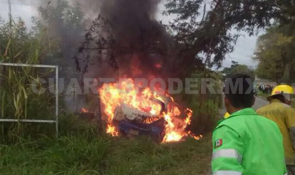 Se estrella Tiida en árbol y se incendia