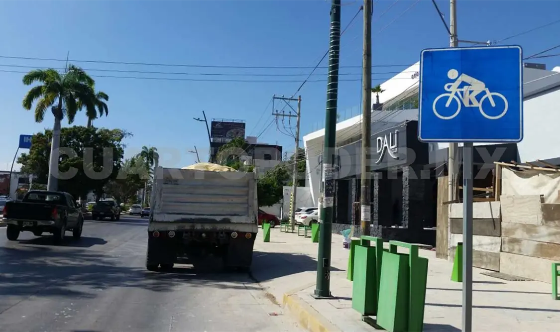 Camiones de carga circulan por ciclovía