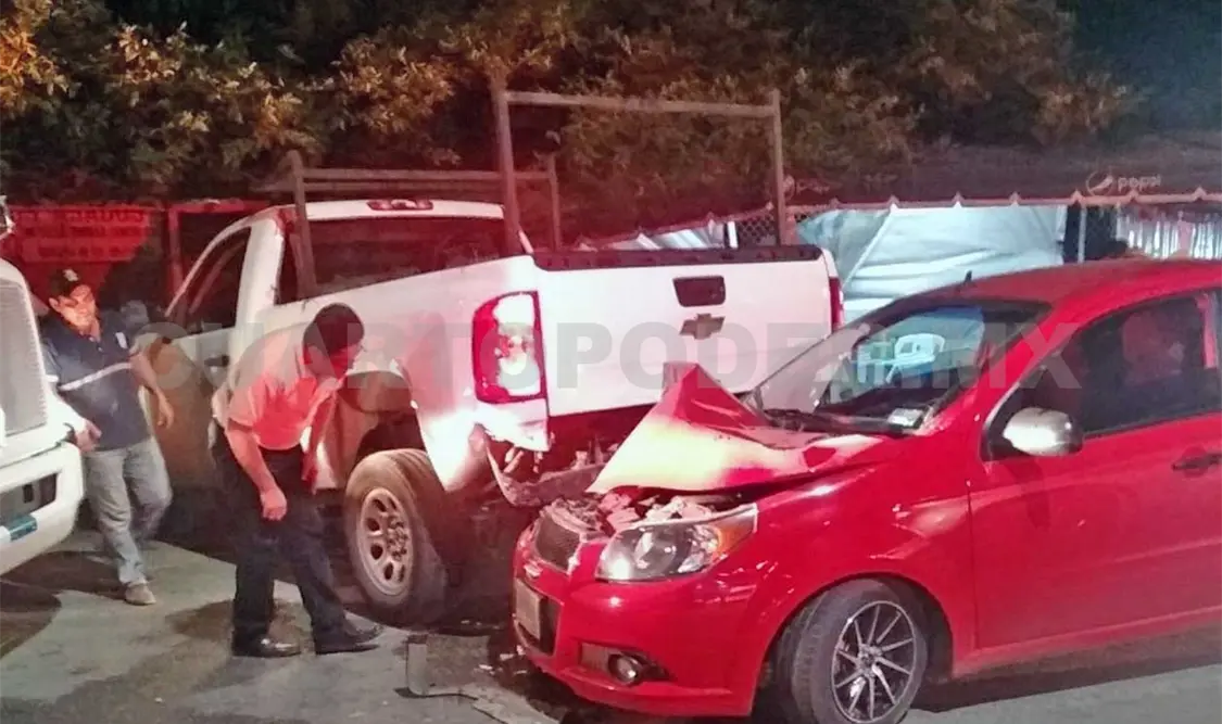 Pierde el control y ocasiona destrozos en negocio