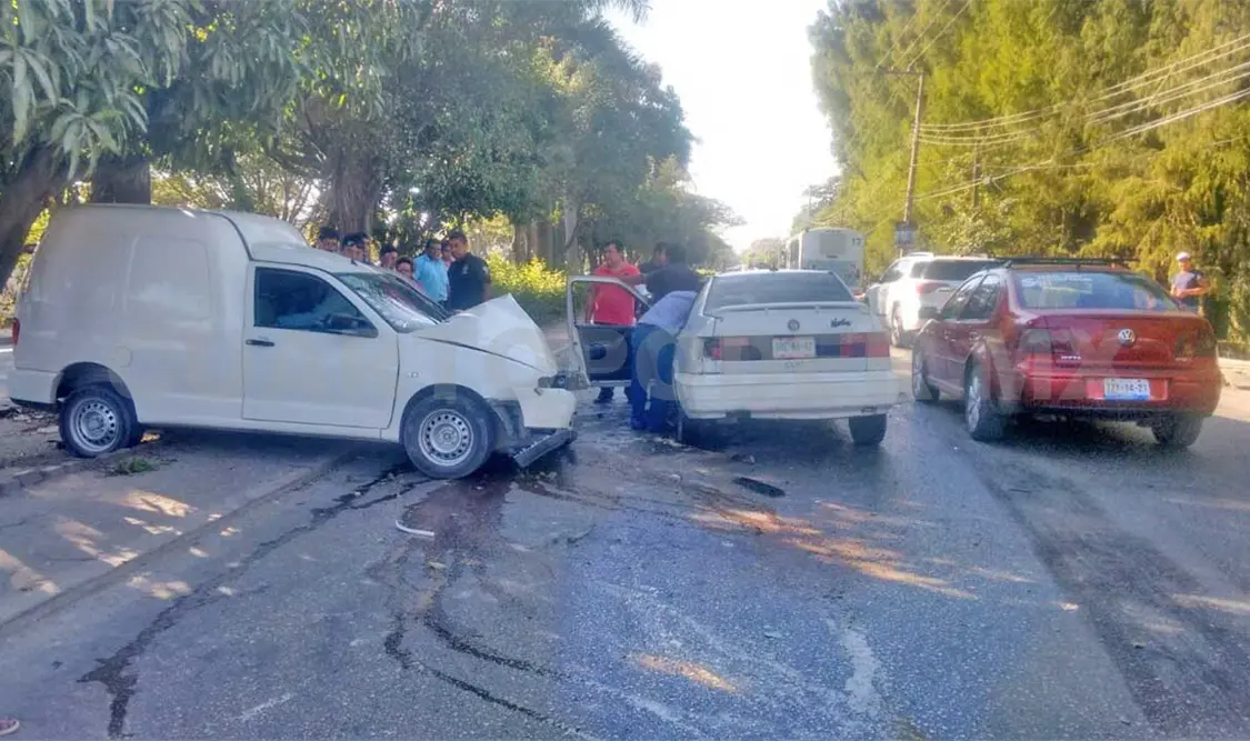 Se impacta Jetta y Minivan en Bulevar