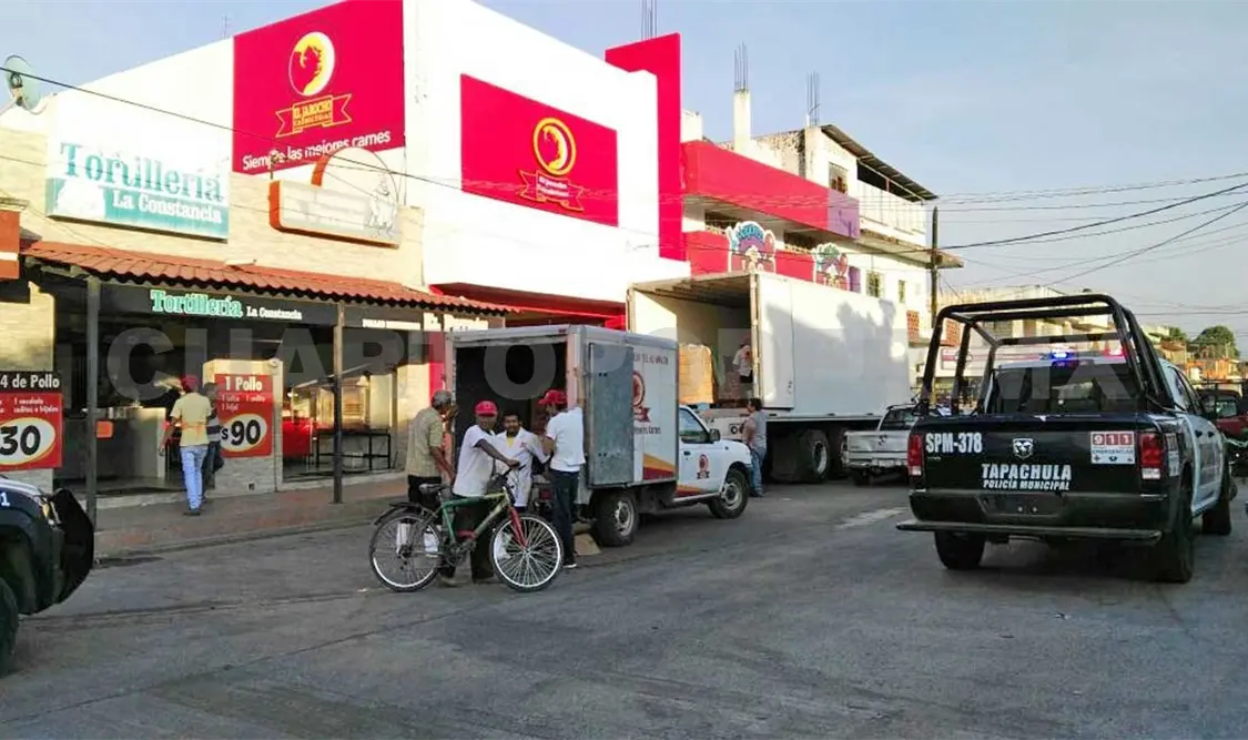 Armados asaltan negocio y huyen con 20 mil pesos