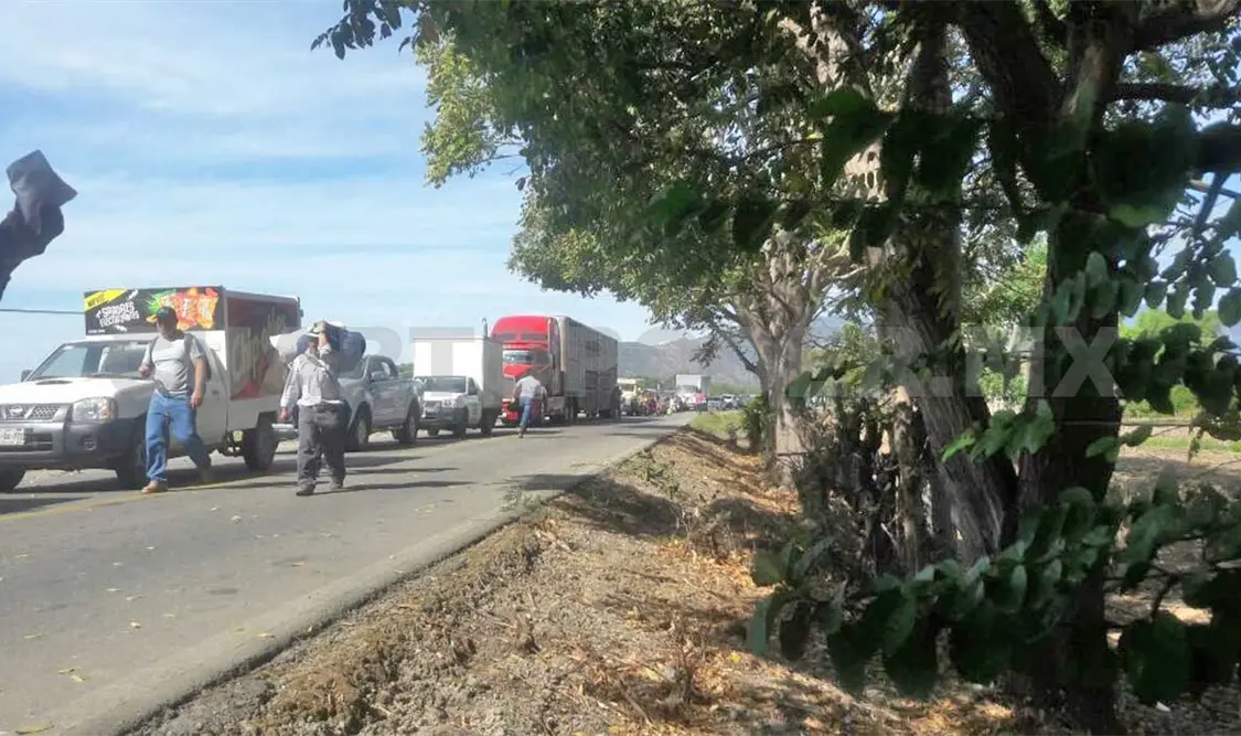 Ejidatarios bloquean carretera