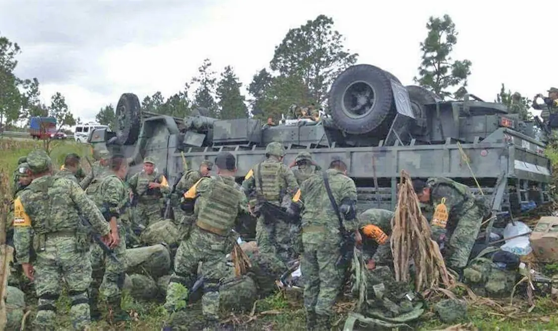 Cinco militares lesionados tras volcar sus camión