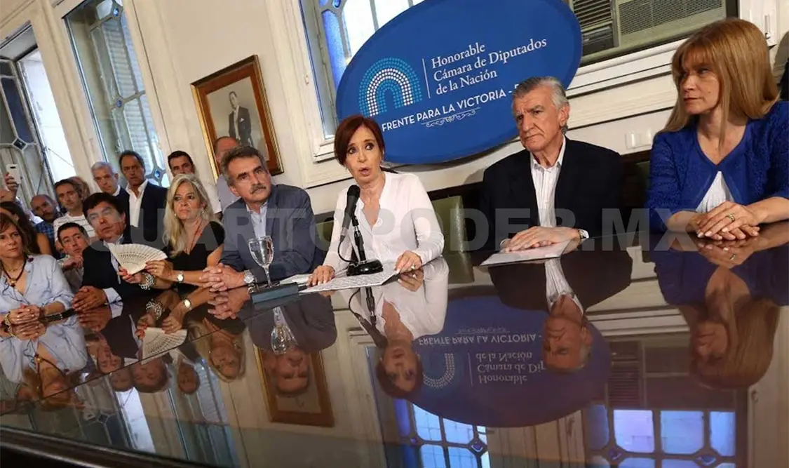 Retiran cargo de traición a expresidenta