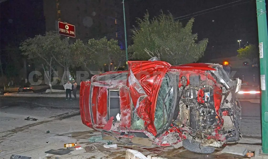 Sobreviven cinco jóvenes a una mortal volcadura