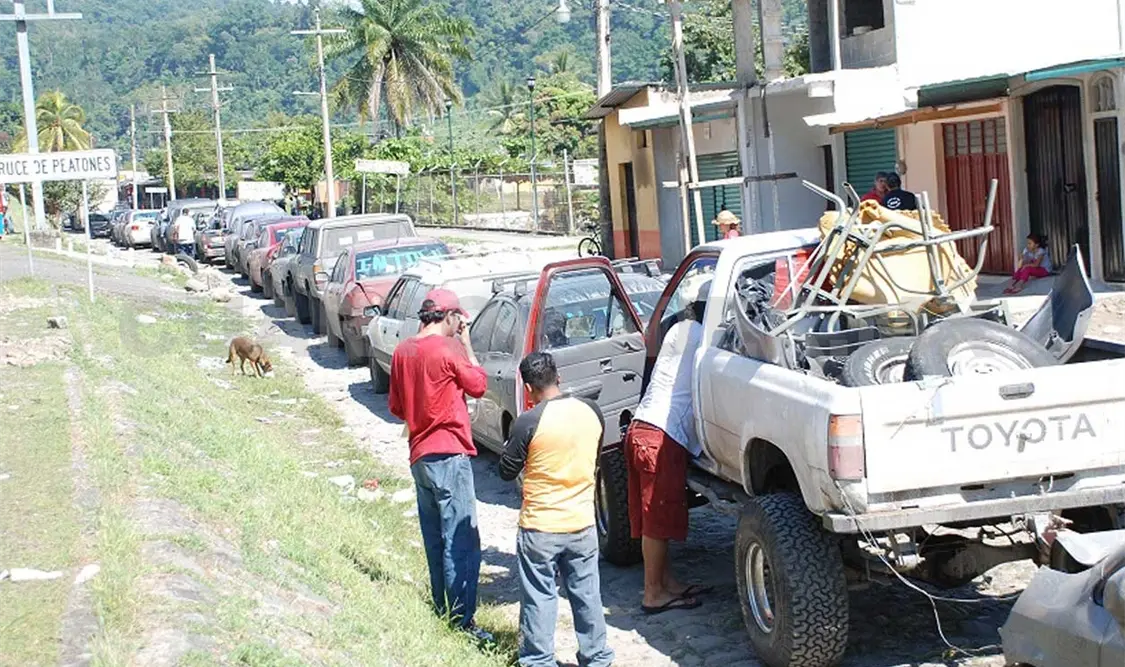 Transmigrantes centroamericanos esperan en la frontera la autorización para cruzar la aduana hacia Guatemala. Rafael Victorio /CP