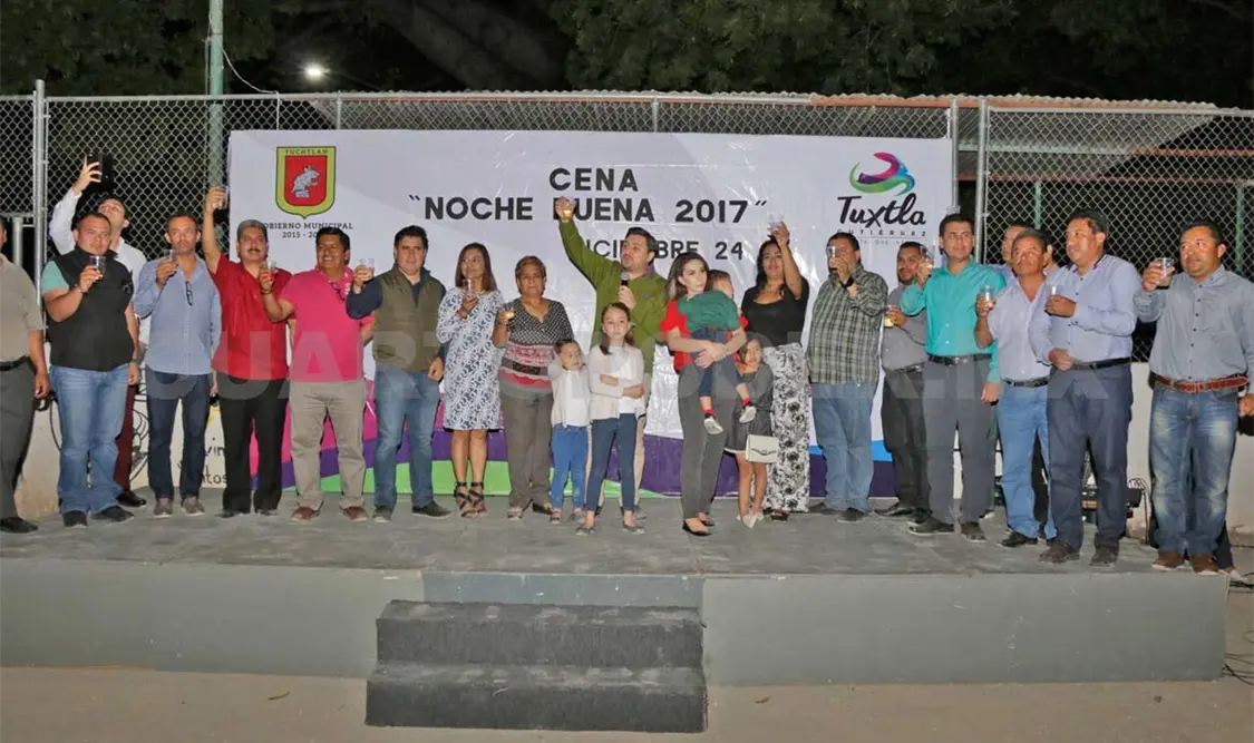 Alcalde celebra Noche Buena con familias tuxtlecas