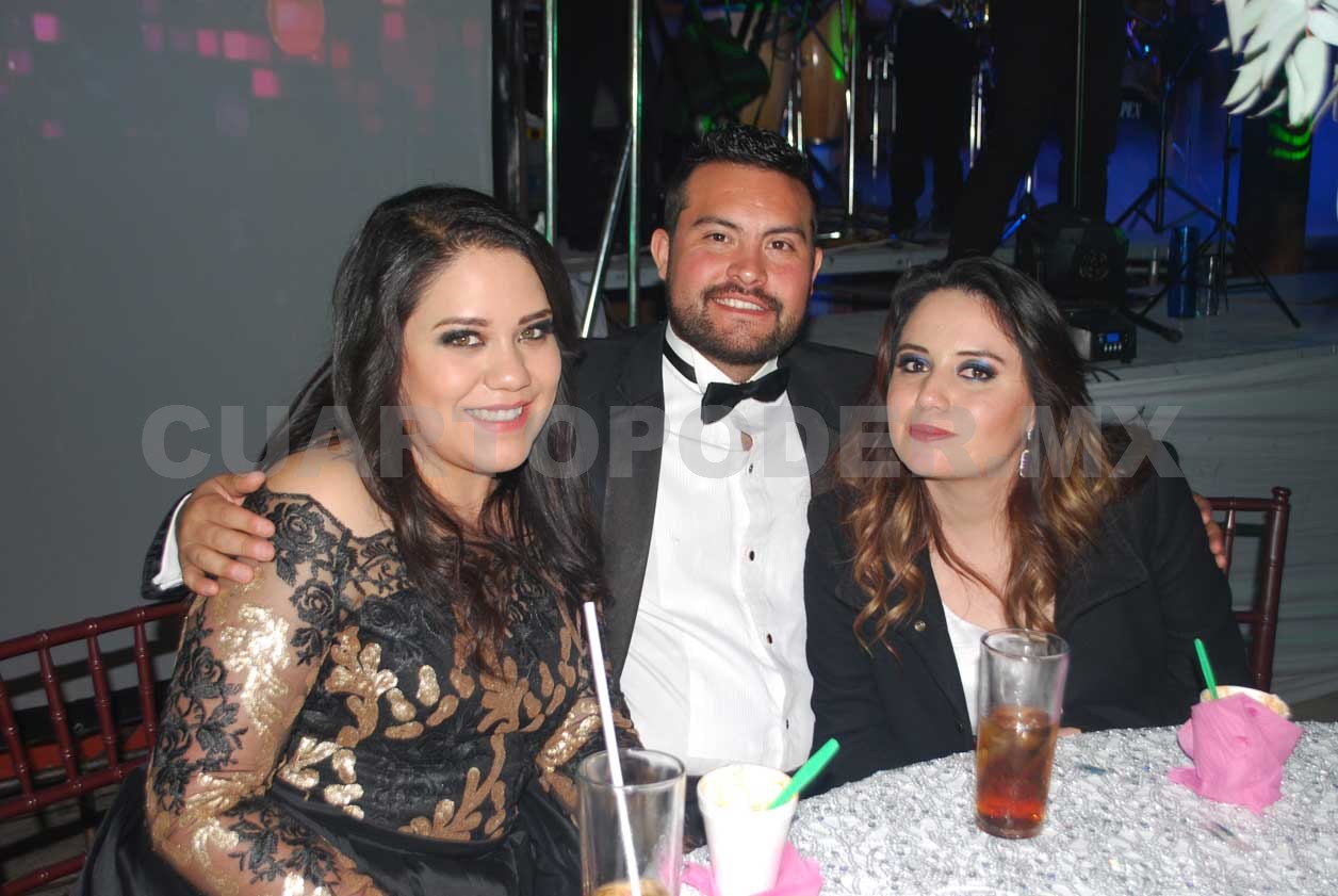Feliz pareja se une en matrimonio