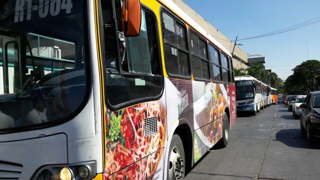Algunas unidades del Conejobus estacionadas en la avenida central, en Tuxtla Gutiérrez. Óscar León / CP