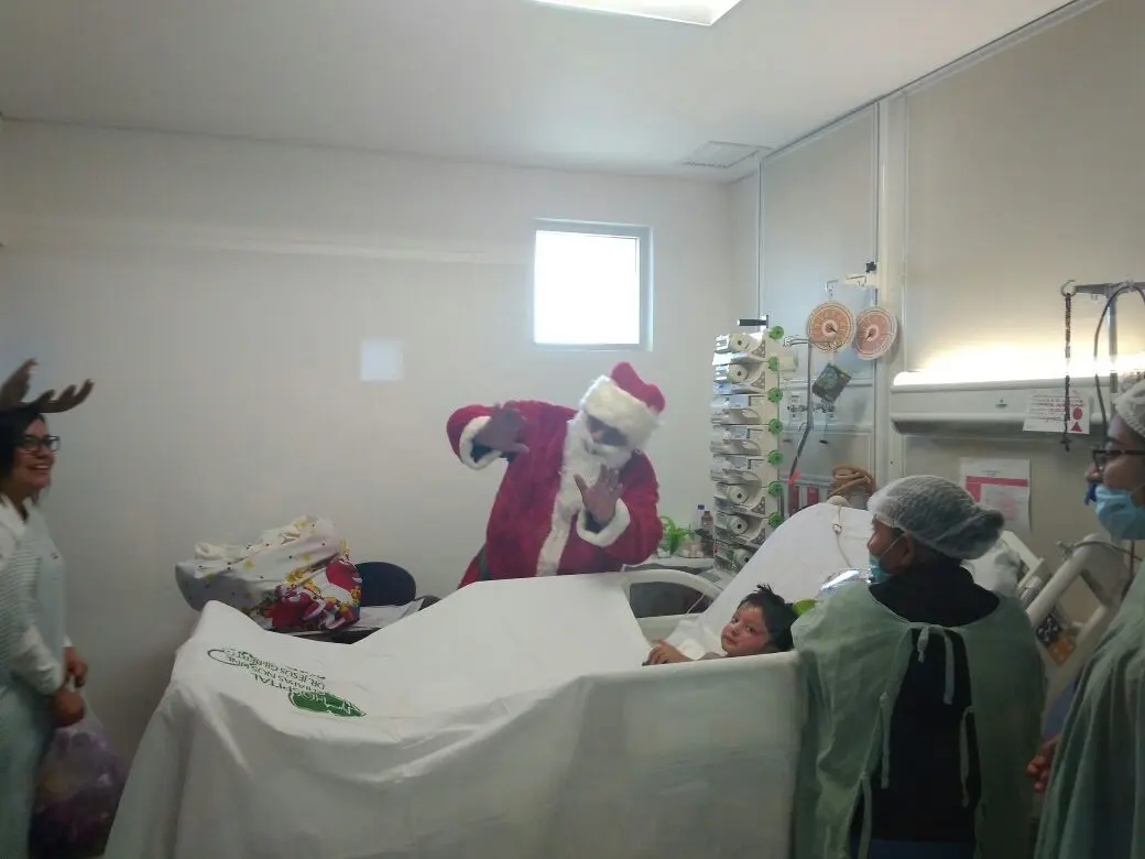 El Santa Claus de los hospitales llevando sonrisas a los niños que se encuentran internados. Foto: Óscar León / CP