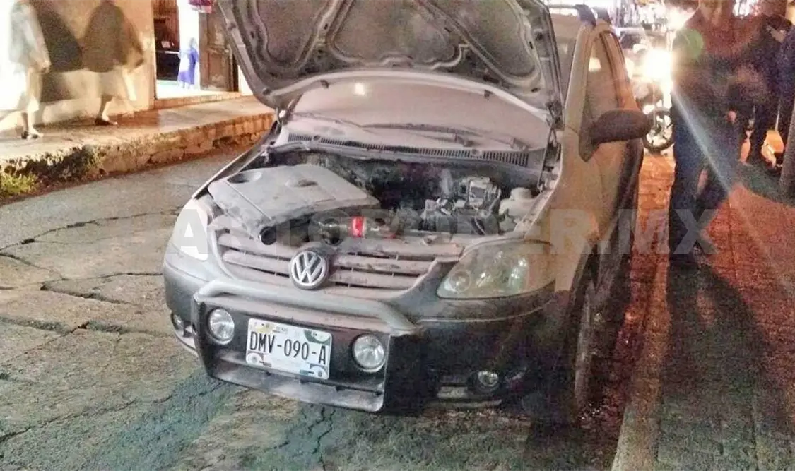 Cortocircuito provoca incendio de camioneta