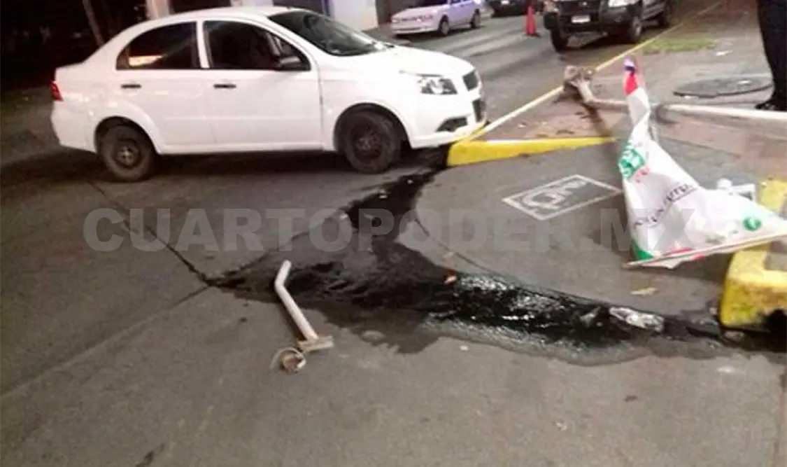 Sujeto al volante se quedó dormido y derribó un poste