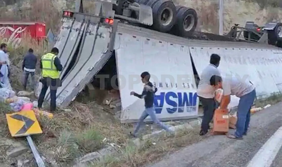 Coloso volcó en la autopista Ocozocoautla-Arriaga