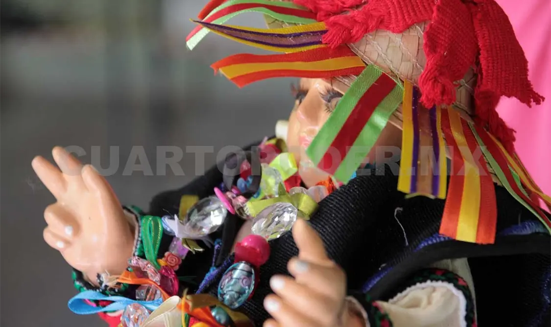 Visten a niños con trajes típicos en esta época